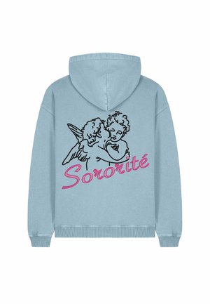 Lichtblauwe hoodie met een voorste kangoeroezak. Bevat een geborduurd ontwerp van twee cherubs en het woord "Sororité" in roze cursief.