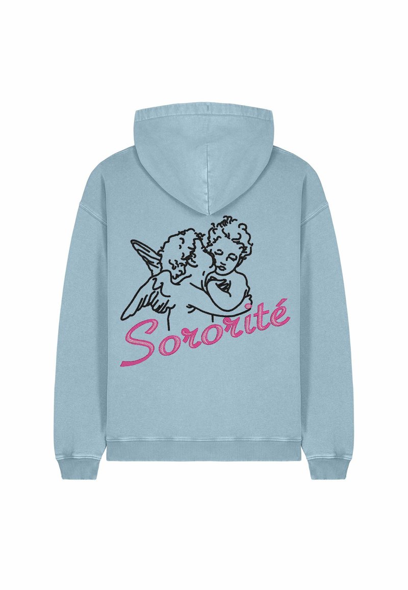 Svetlomodrá mikina s kapucňou a prednou klokánkou. Obsahuje vyšívaný dizajn dvoch cherubínov a slovo "Sororité" v ružovej kurzívne.