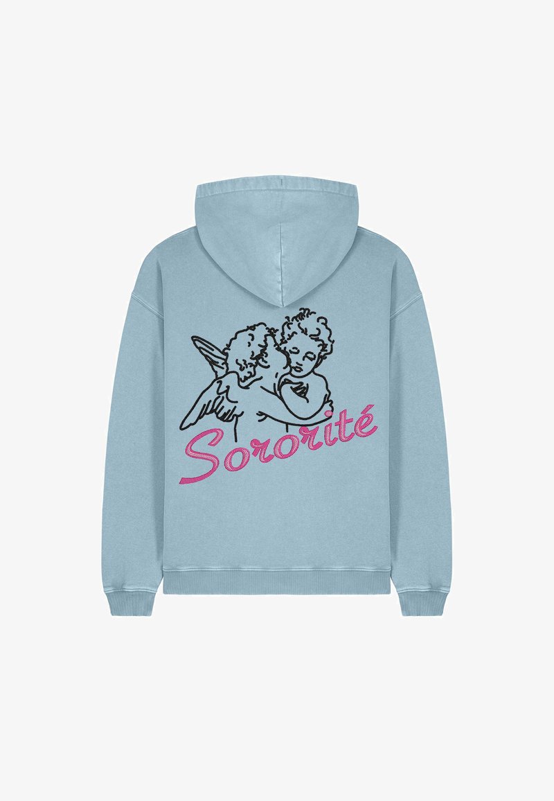 Svetlomodrá mikina s kapucňou a prednou klokánkou. Obsahuje vyšívaný dizajn dvoch cherubínov a slovo "Sororité" v ružovej kurzívne.