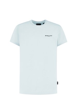 Lichtblauw katoenen t-shirt met korte mouwen en een ronde hals. Bevat een zwart "BALLIN'" logo op de borst en een klein label op de zijkant.