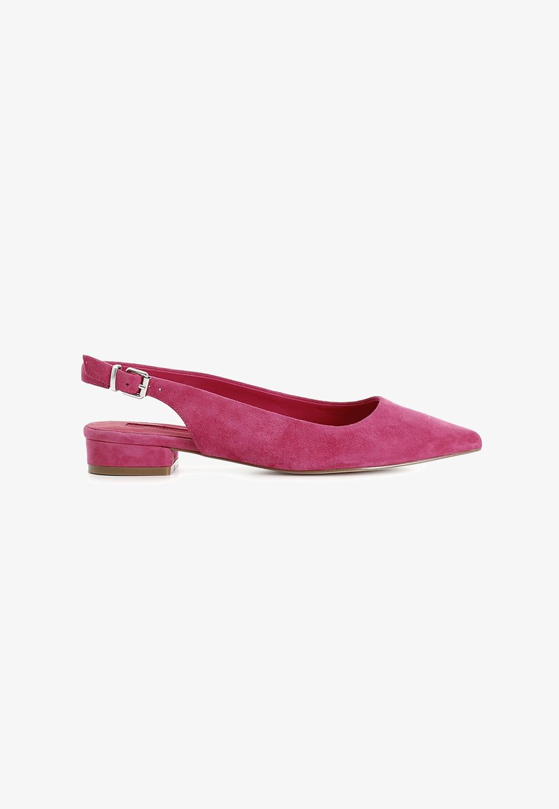 Zapato de ante rosa con talón abierto, punta afilada y tacón bajo. Presenta una correa con hebilla y un forro interior suave.