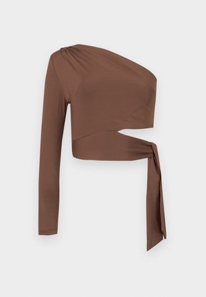 Top lung cu mânecă lungă, de culoare maro, cu un croi asimetric, având un design drapat pe un umăr și un detaliu de legătură pe lateral. Material neted, elastic.