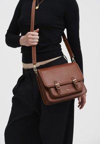 FABLE ENGLAND INTO THE WOODS CLASSIC - Torba preko tijela - tan