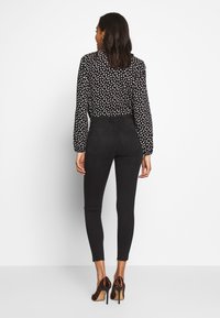 Noisy May NMLUCY  - Ļoti pieguloši džinsi - black denim