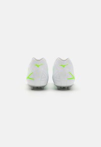 Scarpe da calcio bianche con accenti verde neon, materiale sintetico liscio, punta arrotondata e tallone testurizzato. Presentano tacchetti sagomati per la trazione.