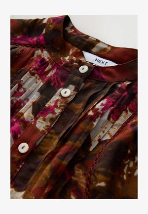 Bluză multicolorată cu modele florale în nuanțe de burgundy, brun și crem. Detaliu cu nasturi cu finisaj din sidef. Textură plisată și guler.