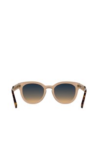 Okulary przeciwsłoneczne w stylu kociego oka w jasnobeżowym kolorze z soczewkami gradientowymi przechodzącymi z ciemnoniebieskiego do jasnobrązowego. Akcenty w wzór żółwia na zausznikach.