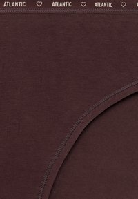 Bordowa bawełniana bielizna z szerokim elastycznym paskiem w talii ozdobionym napisem "ATLANTIC" i wzorami serc. Gładka faktura z przeszytymi krawędziami.