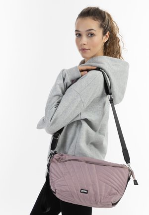 Borsa a spalla rosa trapuntata con un design elegante, tracolla nera regolabile e zip in argento. Realizzata in tessuto testurizzato e durevole.