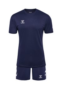 L'uniforme de sport de la marine comprend un maillot à manches courtes et un short assorti. Il présente un col rond, un tissu élastique et des accents de logo de marque blancs.