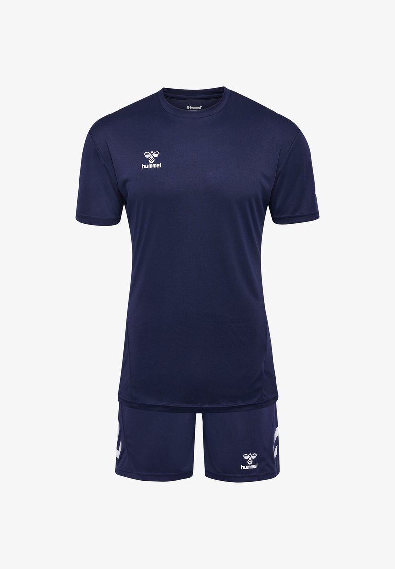 La uniform de deportes de la Marina incluye una camiseta de manga corta y pantalones cortos a juego. Presenta un cuello redondo, tela elástica y acentos de logo de la marca en blanco.