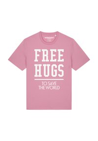 Roze katoenen t-shirt met korte mouwen, featuring gedurfde witte tekst: "FREE HUGS" bovenaan en "TO SAVE THE WORLD" eronder. Standaard ronde hals design.