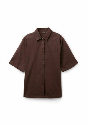 Hnědá košile s krátkým rukávem a knoflíky, s klasickým límcem, zobrazena na bílém pozadí.
