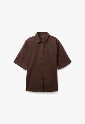 Hnědá košile s krátkým rukávem a knoflíky, s klasickým límcem, zobrazena na bílém pozadí.