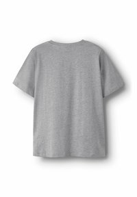 Siva kratka majica s kratkimi rokavi, izdelana iz mehkega bombaža. Ima klasičen kroj z okroglim izrezom in sproščen fit brez grafike ali okrasitev.