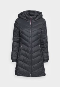 Cappotto invernale lungo e imbottito di colore nero, con trapuntatura orizzontale e a zigzag, cappuccio, zip frontale e tasche laterali con zip, progettato per donne.