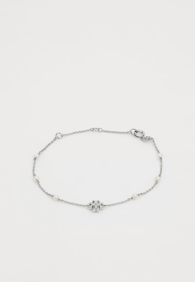 Pulsera de cadena de plata con pequeñas perlas y un centro decorativo de cristal, con un diseño delicado y cierre de langosta.