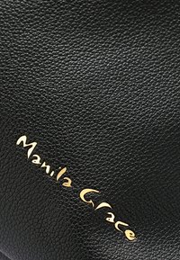 Borsa in pelle nera con superficie testurizzata, caratterizzata da un logo in corsivo oro impresso "Manila Grace" sul davanti.