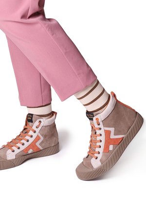 Baskets montantes en suède gris avec des accents orange et des détails blancs. Présentent un bout rond, une semelle texturée et des chaussettes rayées contrastées.