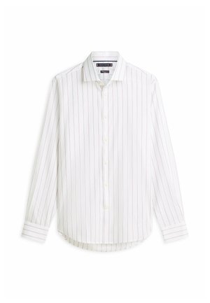 Chemise blanche à manches longues avec fines rayures rouges verticales, boutonnée à l'avant et col classique.