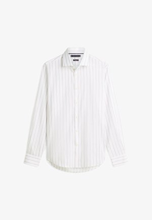 Chemise blanche à manches longues avec fines rayures rouges verticales, boutonnée à l'avant et col classique.