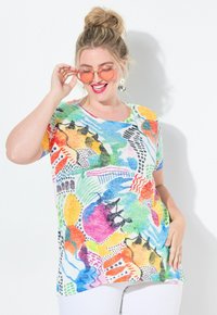 Farbige Kurzarm-T-Shirt mit abstrakten Mustern in Pink, Blau, Gelb und Grün auf einem weißen Hintergrund, mit lockerer Passform.