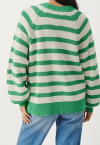 Maglione a righe verdi e bianche in maglia con orlo a coste, dotato di maniche lunghe e scollatura rotonda. Tessuto morbido e lavorato.