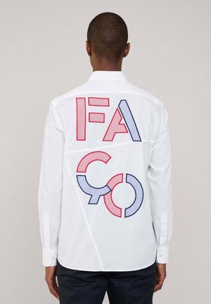 Camicia bianca a maniche lunghe con le lettere "FA" in rosso e blu ricamate in modo audace e design circolari. Colletto standard e polsini con bottoni.