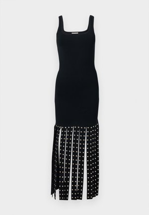 Robe midi noire sans manches avec encolure carrée et franges verticales cloutées au bas.