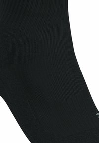 Calcetín negro confeccionado en tejido acanalado, con refuerzo en el talón y en la puntera para mayor durabilidad, diseño liso y sin costuras, y un ligero brillo.