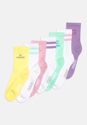 Ensemble de sept chaussettes de cheville en jaune, blanc, rose, vert menthe et violet, présentant divers motifs de texte et des accents rayés, avec une texture côtelée.