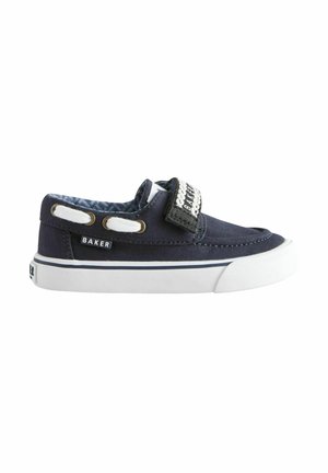 Marine lærred slip-on sko med hvid gummisål, kontrastsyning og velcro-rem med "BAKER" tekst; tekstureret foring indvendig.