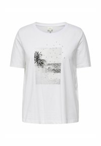 Valkoinen puuvillapaita, jossa on pyöreä pääntie ja mustavalkoinen graafinen painatus palmupuusta ja merestä, jossa on helmiäisvaikutteita.