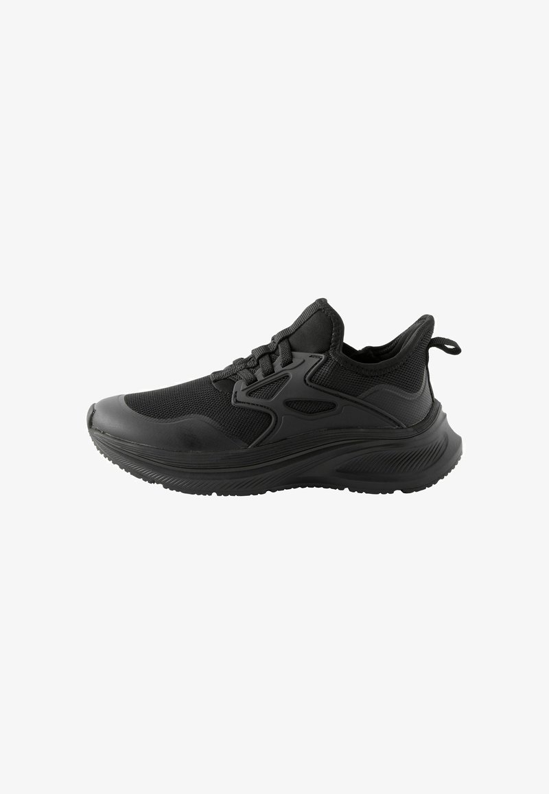 Chaussure de sport noire avec empeigne en maille, bout rond, semelle rembourrée et détails texturés sur les côtés et le talon pour un meilleur soutien.