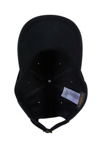 Svart baseballcaps med flat skygge og justerbar stropp. Innvendig har den stofffôr, ventilasjonsporter og et vedlikeholdsmerke.