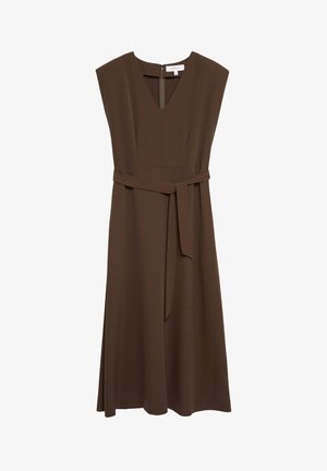 Bezrekawowa brązowa sukienka midi z dekoltem w serek, paskiem wiązanym w talii i zamkiem na plecach, wykonana z gładkiej tkaniny.