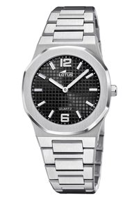 Strieborné nerezové hodinky s osemuholníkovým puzdrom, čiernym textúrovaným ciferníkom, veľkými bielymi hodinovými značkami a quartzovým strojčekom. Remienok má kefovanú úpravu.