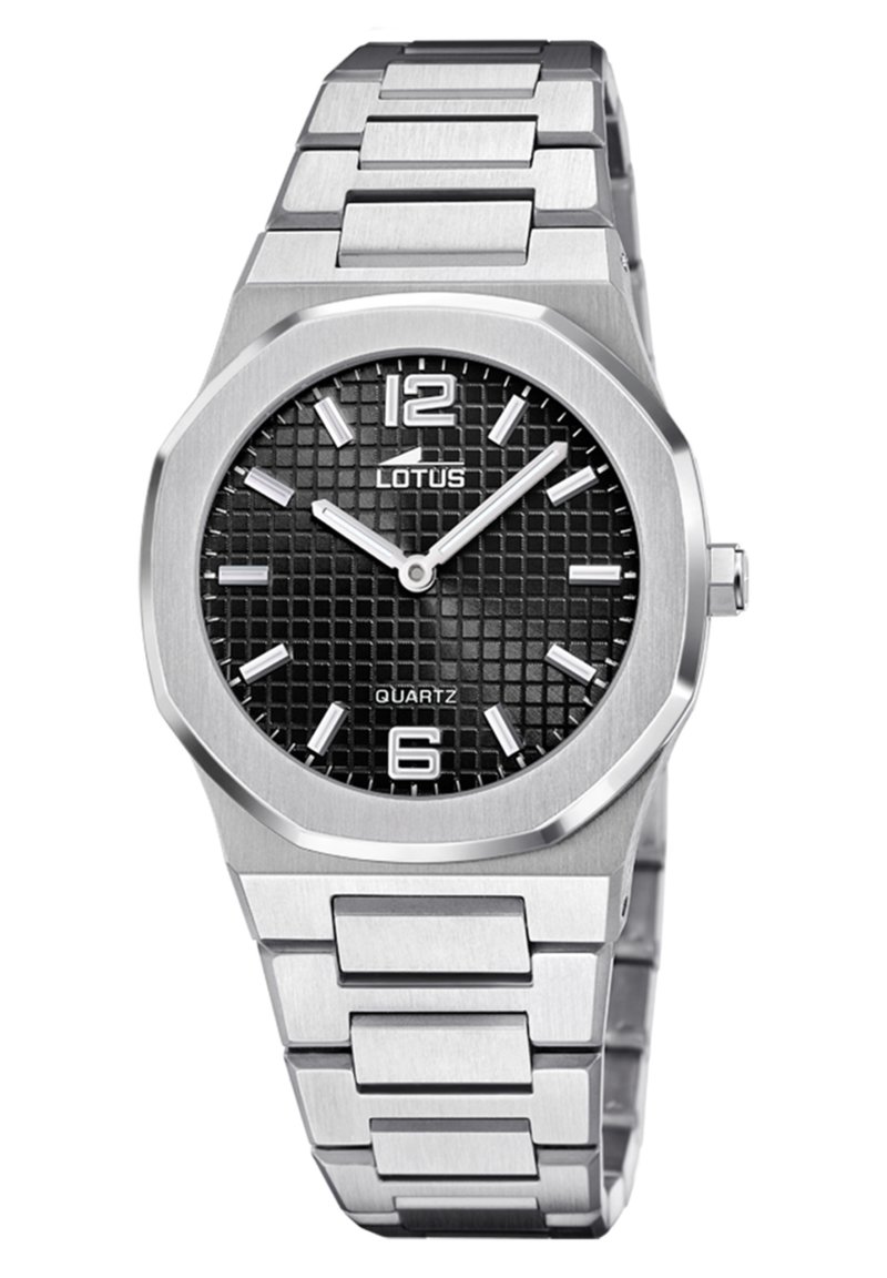 Strieborné nerezové hodinky s osemuholníkovým puzdrom, čiernym textúrovaným ciferníkom, veľkými bielymi hodinovými značkami a quartzovým strojčekom. Remienok má kefovanú úpravu.