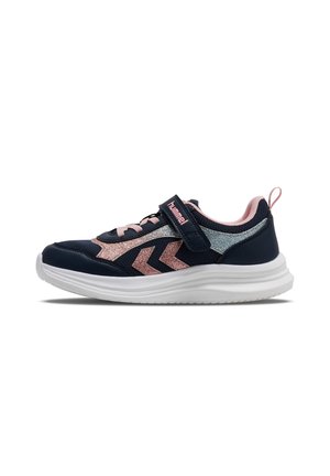Børnesneaker i marineblå og pink med hvid sål, velcrolukning, pink snørebånd og dekorativt chevron-design på siden.