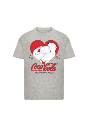 Graues Baumwoll-T-Shirt mit einem roten Herzdesign, das zwei Eisbären und eine Coca-Cola-Flasche zeigt. Darunter steht der Text: "Du kannst das Gefühl nicht schlagen!"