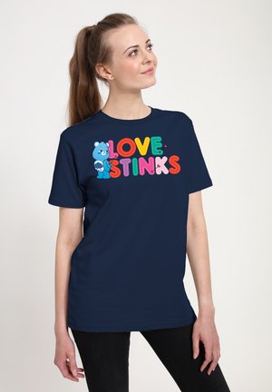 Camiseta azul marino con un gráfico de un oso de dibujos animados y el texto "LOVE STINKS" en letras de colores y puntiagudas. Mangas cortas y corte relajado.