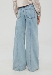 Terranova NERVATURE - Jeans a zampa - blu denim chiaro