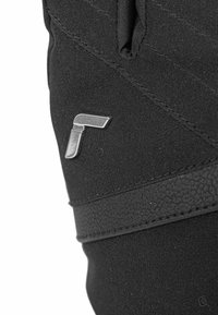 Zwarte stoffen tas met een accent van textuurleer. Bevat een klein metallic logo in zilver. Glad, slank ontwerp met stikdetails.