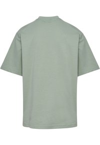 Ljusgrön kortärmad t-shirt. Tillverkad i bomull med en avslappnad passform. Rund halsringning och rak fåll, med en mjuk och behaglig textur.