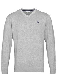 Šedý svetr s výstřihem do V, vyrobený z měkké pleteniny. Disponuje žebrovanými manžetami a lemem, na levé straně hrudi je malé námořnické logo.