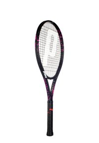 Tennissla met een zwart frame en roze accenten, ovale kopvorm, getextureerde grip en gekruiste snaren in een gedefinieerd patroon.