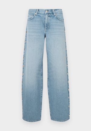 Világoskék farmernadrág laza szabással, gombos díszítéssel a külső varrások mentén és klasszikus ötpocketes kialakítással.