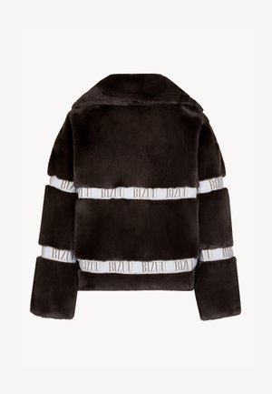 Brązowa kurtka z sztucznego futra o skróconym kroju, z białymi markowymi paskami w talii i przy mankietach, z miękkim, teksturowanym wykończeniem.