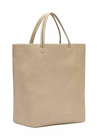 Bolso tote de cuero beige con dos asas, forma rectangular y diseño minimalista, de pie sobre un fondo blanco.