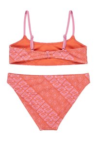 Oranžová bikiny podprsenka a nohavičky, s geometrickým vzorom v svetlejších ružových odtieňoch. Nastaviteľné ramienka na podprsenke a hladký povrch.